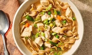 سوپ نودل مرغ و زنجبیل؛ اکسیر شفابخش و سبک برای روزهای سخت بیماری