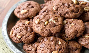 طرز تهیه کوکی شکلاتی گردویی بدون فر
