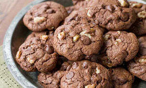 طرز تهیه کوکی شکلاتی گردویی بدون فر