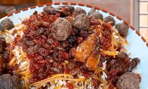 رشته پلو غذایی ساده و نوستالژیک است که با ماست و خیار خنک خیلی می‌چسبد