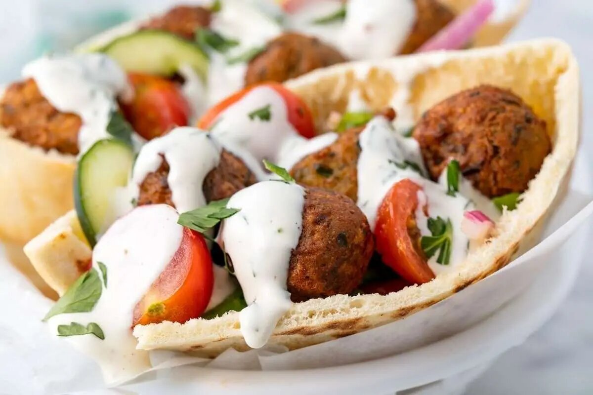فلافل به سبک سوری؛ ترد، خوش‌طعم و پر از سس مخصوص