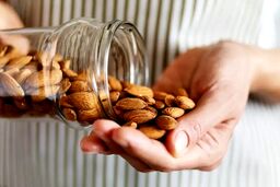 چرا کودکان باید با این آجیل روز خود را شروع کنند؟