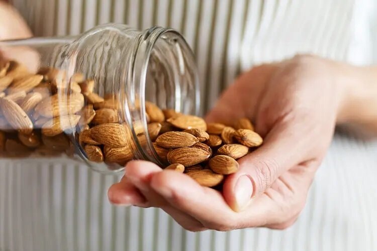 چرا کودکان باید با این آجیل روز خود را شروع کنند؟