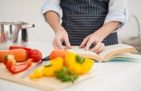 ۵ اشتباه رایج در آشپزی که طعم غذا را خراب می‌کند