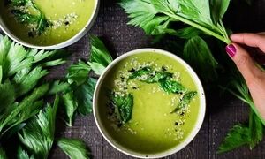 سوپ کرفس؛ انتخابی دلچسب، سبک و گرم برای هوای برفی
