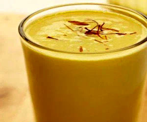 طرز تهیه فرنی زعفرانی مخصوص با عطری بی نظیر