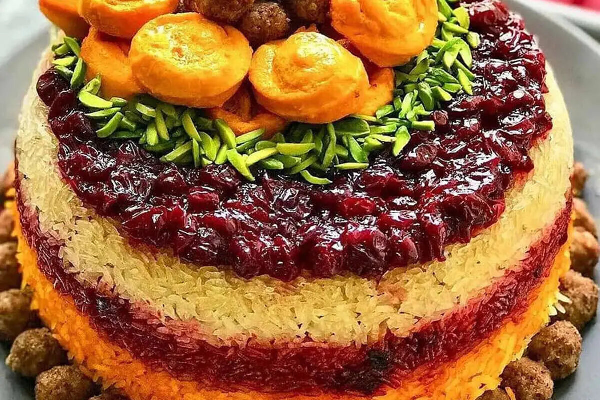 طرز تهیه ته‌چین آلبالو پلو با کوفته قلقلی؛ غذای خوشمزه فصل