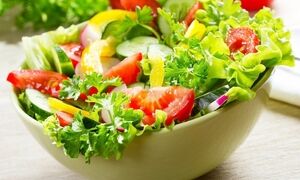 خوردن سالاد همراه غذا مفید است یا مضر؟