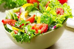 خوردن سالاد همراه غذا مفید است یا مضر؟