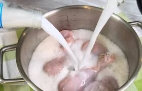 برای فاصله گرفتن از طعم‌های تکراری، مرغ را این‌بار با دوغ ترشِ گازدار بپزید