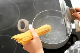 چه کار کنیم ماکارونی له و خمیر نشود؟ + یک ترفند ساده