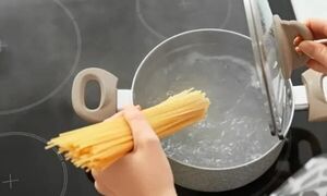 چه کار کنیم ماکارونی له و خمیر نشود؟ + یک ترفند ساده