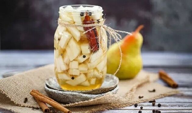 ترشی گلابی خانگی؛ چاشنی متفاوت و خوش‌طعم برای کنار غذا + طرز تهیه