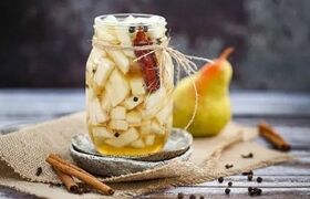 ترشی گلابی خانگی؛ چاشنی متفاوت و خوش‌طعم برای کنار غذا + طرز تهیه