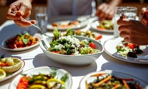 ۶ اشتباه رایج غذایی که رژیم‌تان را از مسیر خارج می‌کند 