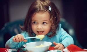 به ۳ دلیل مهم به کودکانتان حریره بادام بدهید