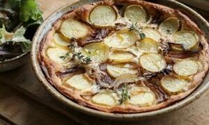 طرز تهیه تارت سیب زمینی و پیاز با مواد ساده