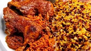 بفرمایید مرغ همایونی مجلسی با سس پیاز و ادویه‌های معطر!