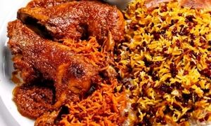 بفرمایید مرغ همایونی مجلسی با سس پیاز و ادویه‌های معطر!