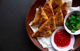 طرز تهیه سمبوسه پیتزایی اهوازی برای ۶ نفر؛ سمبوسه را چگونه بپیچیم ؟ + آموزش تصویری