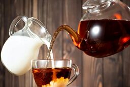 شیر را باید قبل از آب جوش داخل چای بریزیم یا بعد از آن؟ | فواید شگفت انگیز شیرچای