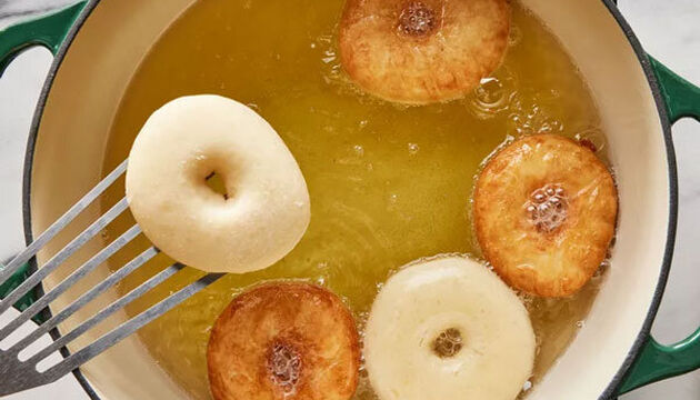 طرز تهیه دونات خانگی نرم و پف‌دار با روکش شکلاتی