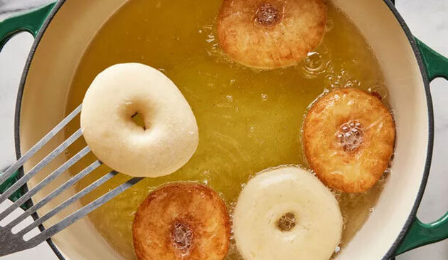 طرز تهیه دونات خانگی نرم و پف‌دار با روکش شکلاتی