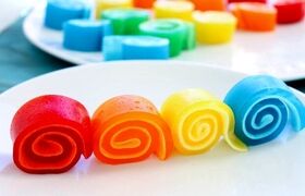ژله رولی ساده و مجلسی با بستنی ؛ شیرینی خوش طعم و جذاب برای مهمانی های پاییزی