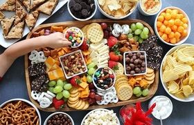 هنگام تماشای فوتبال چی بخوریم؟؛ لیست بهترین تنقلات سالم برای جام جهانی