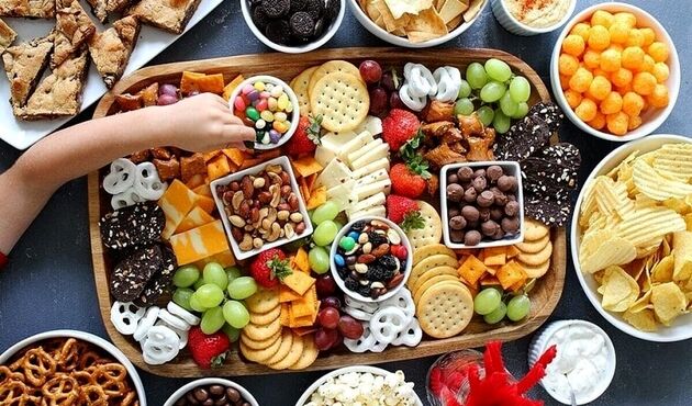 هنگام تماشای فوتبال چی بخوریم؟؛ لیست بهترین تنقلات سالم برای جام جهانی