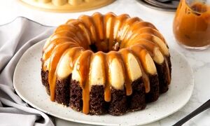 کیک کارامل سوئدی؛ ترکیب شگفت انگیز شکلات و کارامل برای یک دسر جذاب