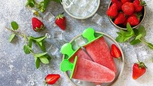 طرز تهیه یخمک توت فرنگی؛ محبوب‌ترین دسر یخی خانگی