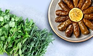 داخل دلمه چه سبزی و چقدر بریزیم؟ | ترکیب و نسبت سبزی دلمه برگ مو