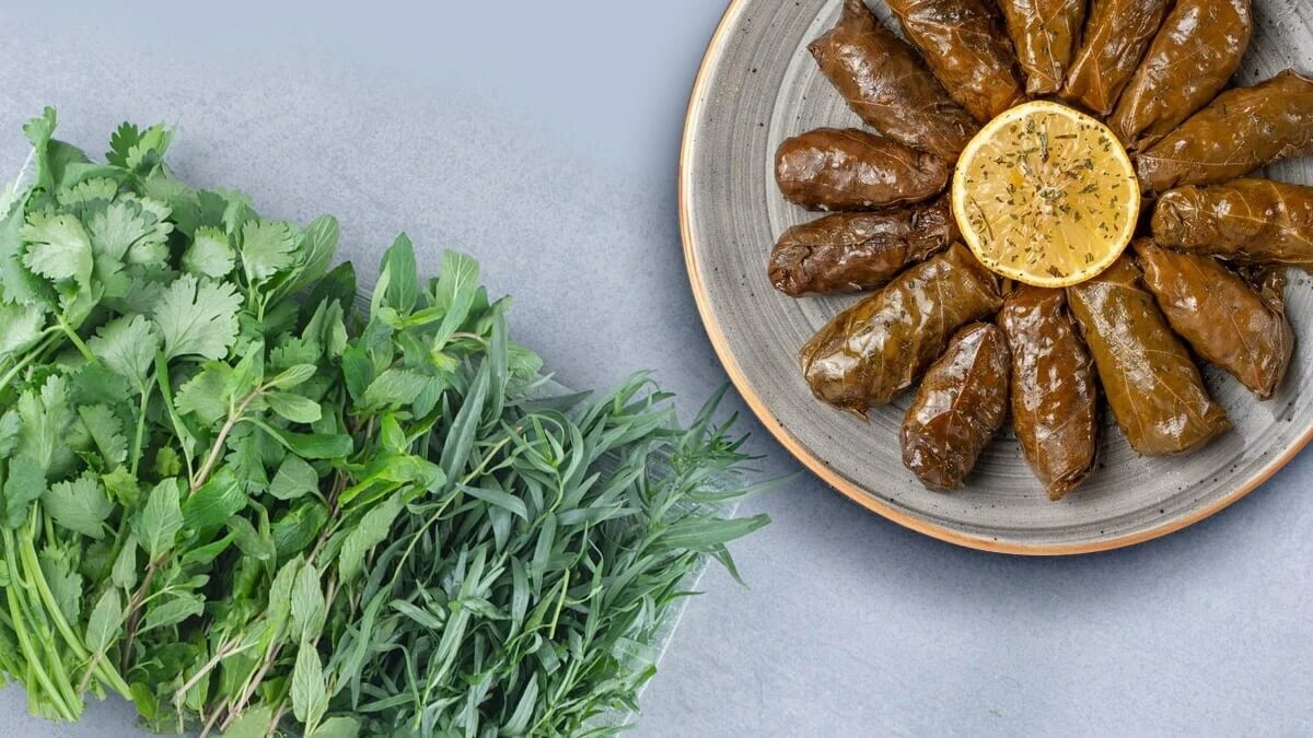 داخل دلمه چه سبزی و چقدر بریزیم؟ | ترکیب و نسبت سبزی دلمه برگ مو