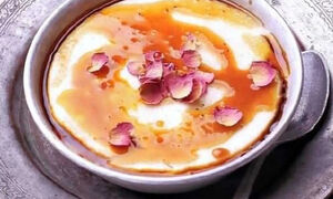 طرز تهیه فرنی اصفهانی؛ فرنی خوشمزه برای افطار