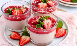 طرز تهیه پاناکوتا توت فرنگی؛ دسر بهاری و خوشبو