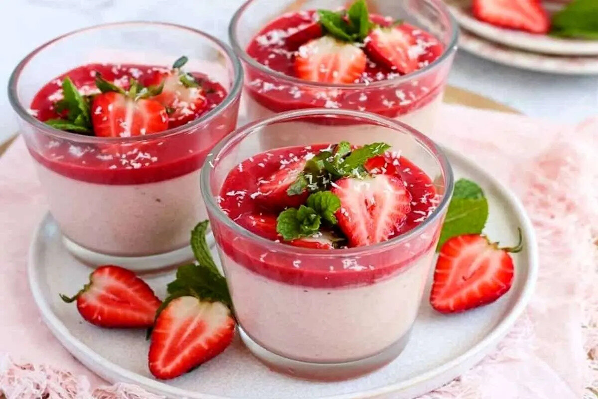 طرز تهیه پاناکوتا توت فرنگی؛ دسر بهاری و خوشبو
