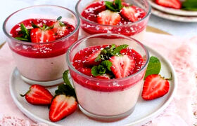 طرز تهیه پاناکوتا توت فرنگی؛ دسر بهاری و خوشبو