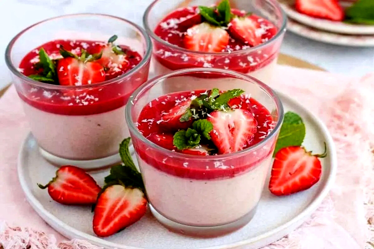 طرز تهیه پاناکوتا توت فرنگی؛ دسر بهاری و خوشبو