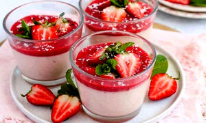 طرز تهیه پاناکوتا توت فرنگی؛ دسر بهاری و خوشبو