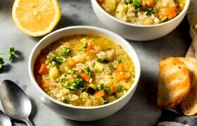 چگونه سوپ برنج و مرغ را با نیم دانه درست کنیم؟