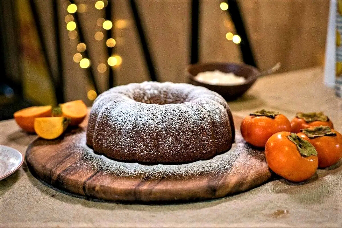 کیک خرمالو با سس مخصوص؛ دسر خاص برای روزهای پاییزی