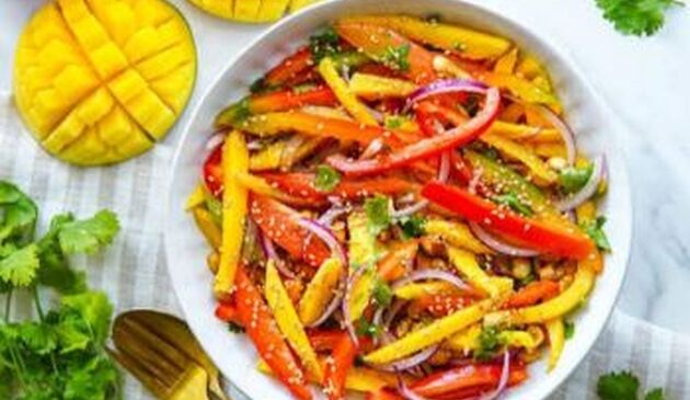 طرز تهیه سالاد انبه و چیلی؛ طعمی تند، ترش و به یادماندنی