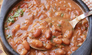 طرز تهیه خوراک لوبیا چیتی با قارچ و سیب زمینی
