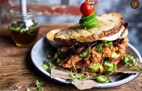 طرز تهیه «ساندویچ مرغ اناری»؛ ترکیب جادویی رب انار و گردو در یک لقمه!