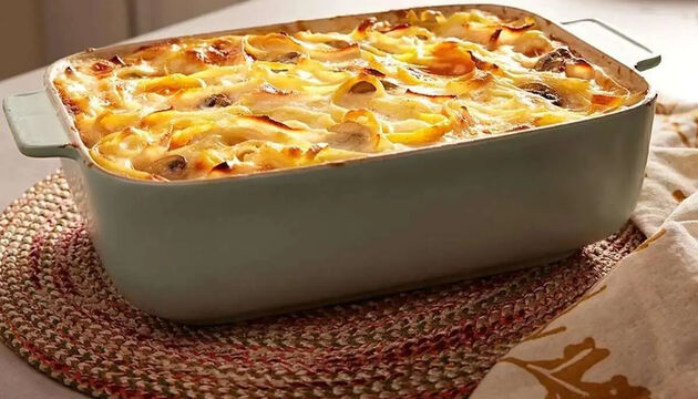طرز پخت یک شام لذیذ با سینه مرغ، قارچ و پنیر پیتزا